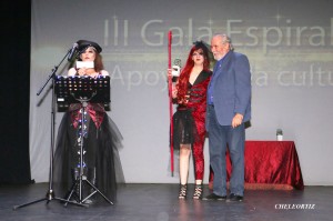 Recibiendo el Premio de manos de Raquel y Montse. (fotografía de José Ortiz CHELEORTIZ)